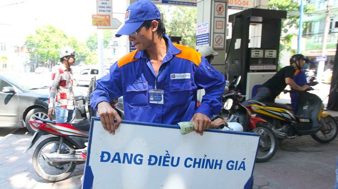 Giá bán lẻ dầu tại Việt Nam tăng trong bối cảnh giá dầu thế giới giảm