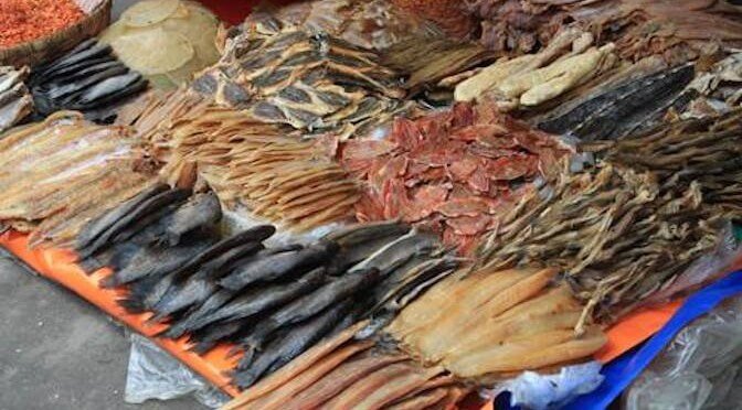 Rùng mình với lí do ruồi không dám bu tới hàng cá khô