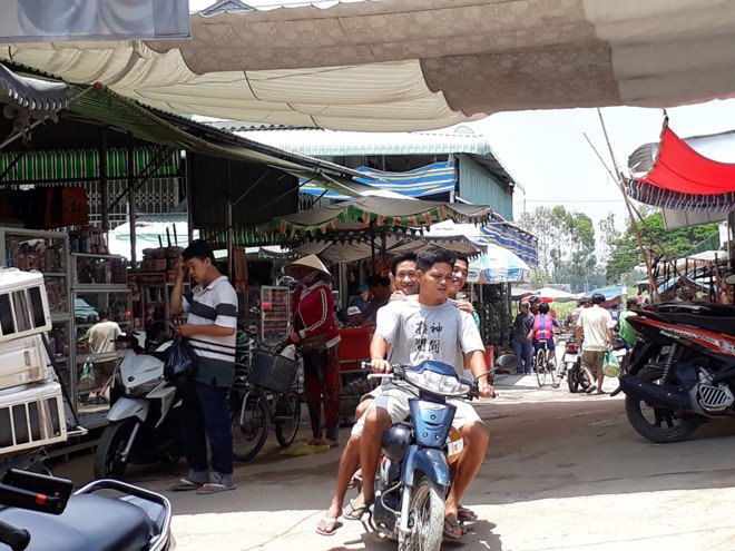 Đến chợ “câm”, chợ “điếc” vùng biên săn hàng hiệu giá rẻ