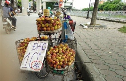 Cảnh giác kẻo mắc bẫy chiêu trò của người bán hàng rong Hà Nội