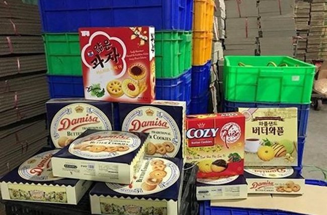Chiêu “đánh tráo” bánh kẹo nhái thành hàng thương hiệu dịp Tết