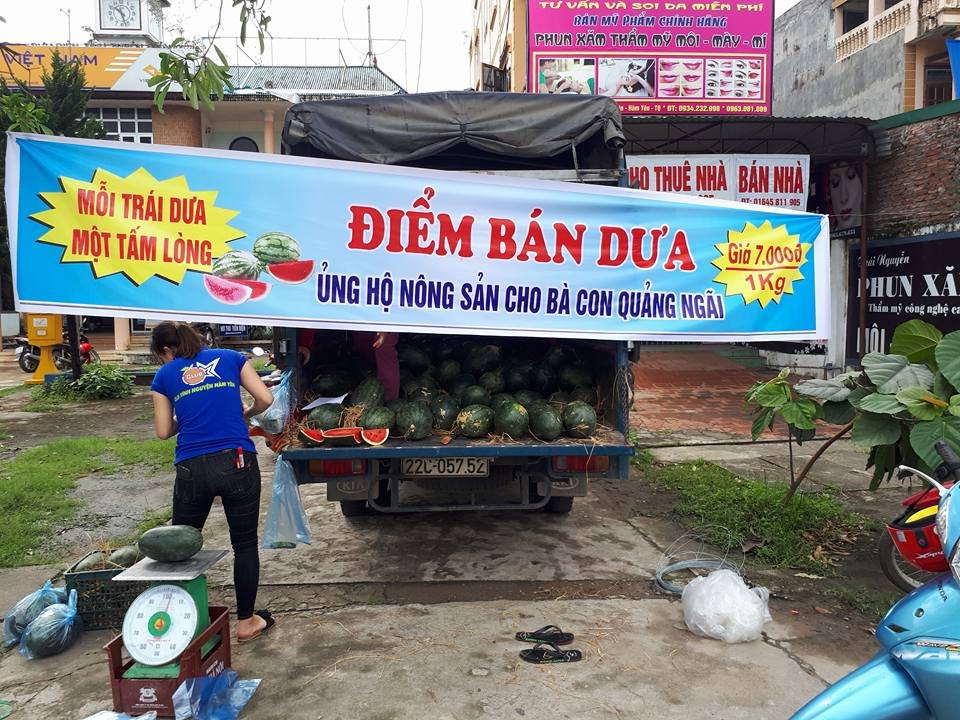Sôi sục “giải cứu” dưa hấu cho bà con Quảng Nam tại Hà Nội