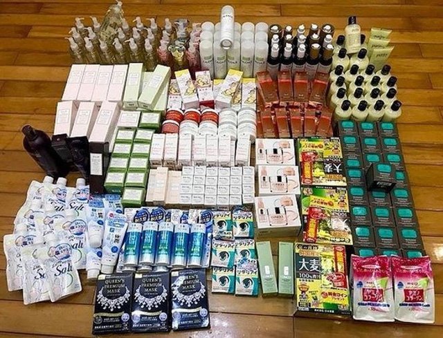 Hàng xách tay công khai qua mặt chính quyền