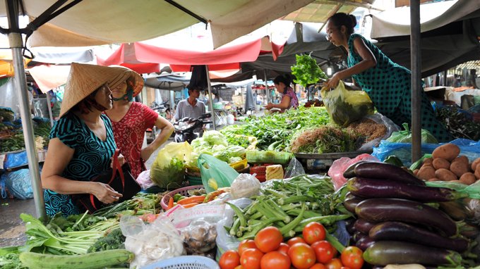 Hàng tiêu dùng nhích cao, gây khó cho người dân